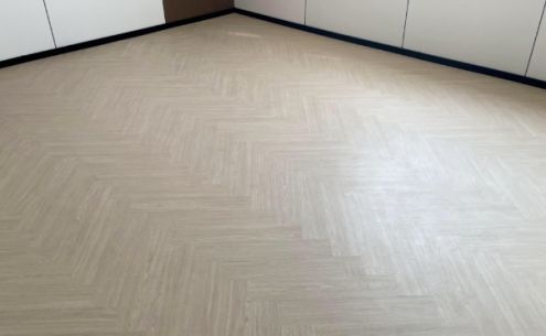 《SPC锁扣地板 vs 传统木地板：技术革新下的场景重构与性能突围》