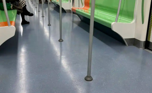 金刚砂塑胶地板，凭什么成为公共领域的“防滑王者”？