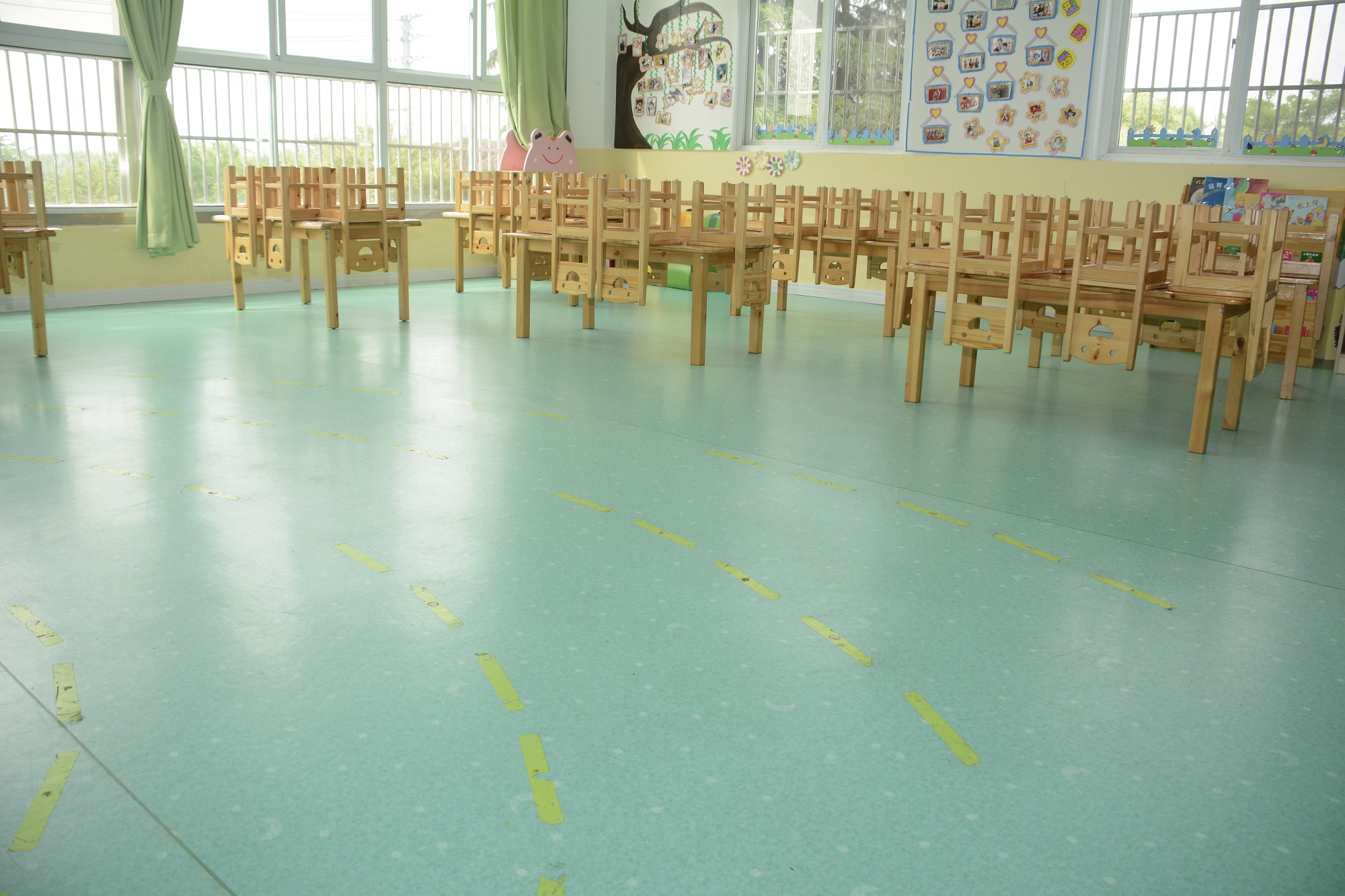 幼儿园走廊PVC地板.jpg